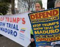 Diversas personas protestaron y mostraron su apoyo hacia Nicolás Maduro en las afueras del juzgado en el que tuvo su audiencia. EFE