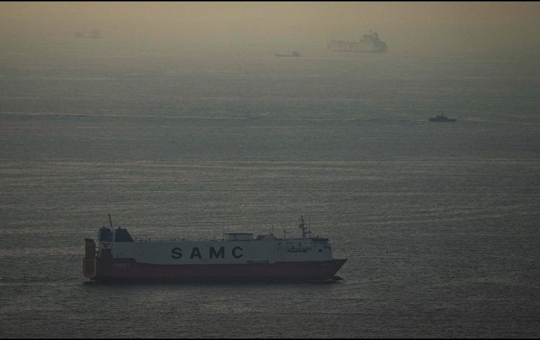 Embarcaciones de carga navegan por el golfo Pérsico hacia el estrecho de Ormuz en Emiratos Árabes Unidos. AP