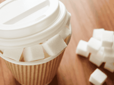 El consumo frecuente de bebidas azucaradas, por ejemplo, incrementa la producción de triglicéridos en el hígado, lo que favorece la inflamación y, con el tiempo, puede evolucionar hacia daños más severos como fibrosis o cirrosis.CANVA