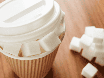 El consumo frecuente de bebidas azucaradas, por ejemplo, incrementa la producción de triglicéridos en el hígado, lo que favorece la inflamación y, con el tiempo, puede evolucionar hacia daños más severos como fibrosis o cirrosis.CANVA