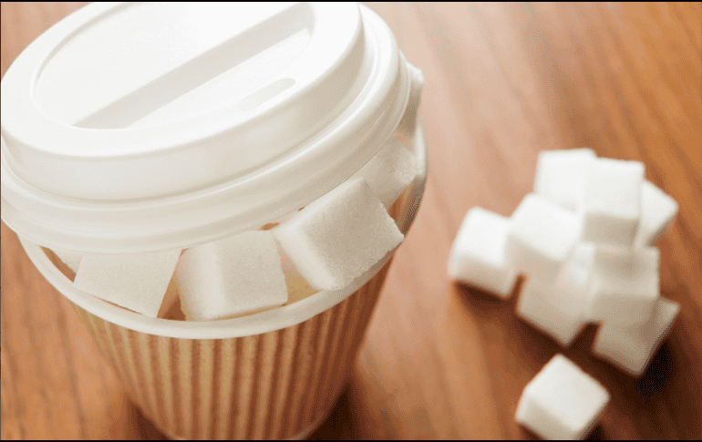 El consumo frecuente de bebidas azucaradas, por ejemplo, incrementa la producción de triglicéridos en el hígado, lo que favorece la inflamación y, con el tiempo, puede evolucionar hacia daños más severos como fibrosis o cirrosis.CANVA