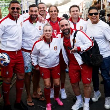 Para los aficionados, uno de los momentos más llamativos fue cuando los exjugadores aparecieron entre puestos de jerseys pirata, donde convivieron con la gente. INSTAGRAM / @portugal.legends