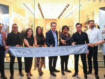 El corte de listón ceremonial fue encabezado por Noel Slater (centro), director general de Samsonite North LATAM. EL INFORMADOR/J. Acosta