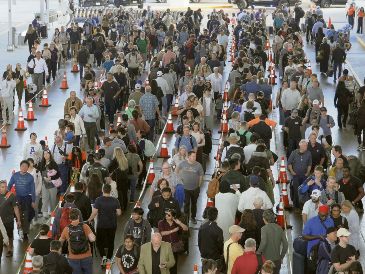 Largas filas en filtros de seguridad saturan los aeropuertos de Estados Unidos ante la falta de personal, derivada del cierre parcial del Gobierno de Estados Unidos y el retraso en el pago a los trabajadores. AP