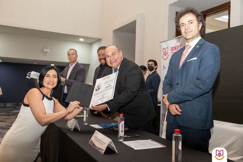 &nbsp;Entrega del certificado a una de las egresadas del Diplomado en Promoción Inmobiliaria. ESPECIAL