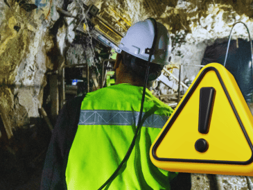 El gobernador de Sinaloa, Rubén Rocha Moya, supervisó las labores de rescate de los cuatro trabajadores atrapados en la mina Santa Fe, en la sierra de Rosario. ESPECIAL / CANVA