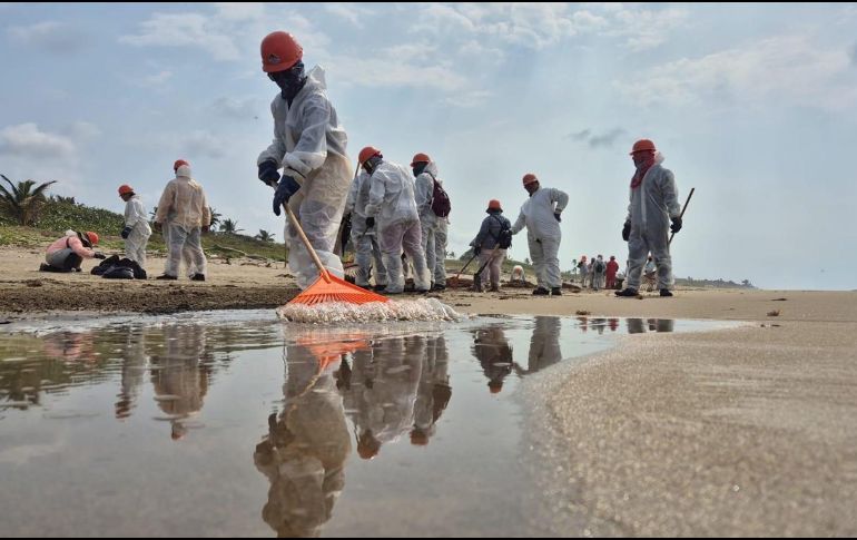 La empresa precisó que la situación se encuentra bajo control, mientras continúan las labores de saneamiento. X/@Pemex