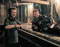 El director Kirill Sokolov y Tom Felton como Kevin en “They Will Kill You”. CORTESÍA