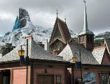 Vista de los tejados y decorados del reino de ‘Arendelle’, del mundo de Frozen en el 'Disney Adventure World'. EFE/ P. Cardona