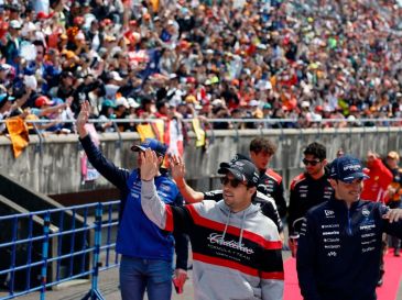 Sergio Pérez, de Cadillac, saluda a los aficionados durante el desfile de pilotos previo al Gran Premio de Japón de Fórmula 1. EFE/EPA/F. Robichon