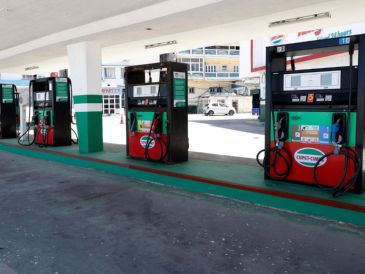 Fotografía que muestra una estación de gasolina este viernes en La Habana (Cuba). EFE/ E. Mastrascusa
