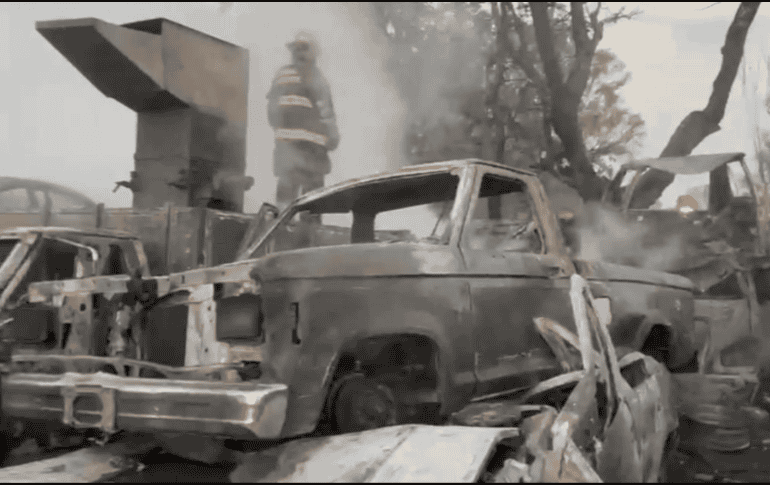 Tras varias horas de trabajo, el fuego fue controlado y extinguido en su totalidad alrededor de las 9:00 horas. ESPECIAL