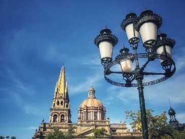 Los recorridos en Semana Santa partirán del Centro Histórico y permitirán conocer tanto sitios emblemáticos como espacios menos transitados de la ciudad. UNSPLASH / J. JUAN