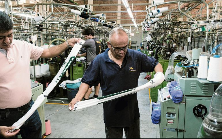 Producción de calcetines en planta textil de Jalisco, donde se elaboran prendas para distintos mercados nacionales e internacionales. EL INFORMADOR/ Archivo