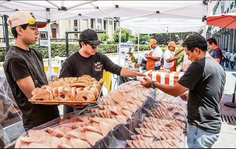 Dulces y saladas, de cajeta, camote, piña, crema o camarón. Las empanadas se convierten en un irresistible atractivo gastronómico, que llena de sabor y tradición el Centro de Guadalajara en Semana Santa. EL INFORMADOR/ A. Navarro