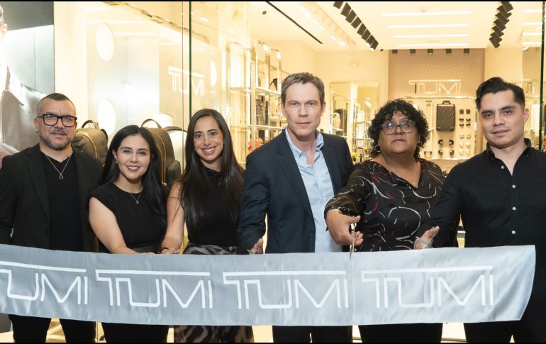 El corte de listón ceremonial fue encabezado por Noel Slater (centro), director general de Samsonite North LATAM. ESPECIAL