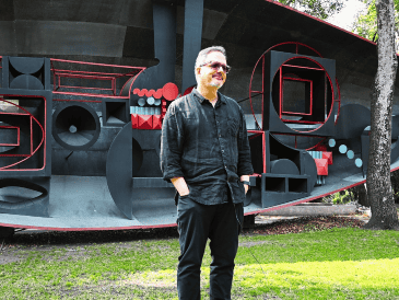 Rafael Lozano-Hemmer es un artista multimedia mexicano-canadiense que crea obras interactivas utilizando luces robóticas. ESPECIAL/INBAL/Gobierno de México