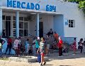 Personas esperan frente a un supermercado en La Habana; los apagones por falta de petróleo sólo impulsaron la inflación y el descontento en la isla. EFE/E. Mastrascusa