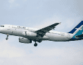 Los precios de boletos se dispararon, afectando más a las aerolíneas de bajo costo, donde el combustible representa una mayor proporción de los costos totales. CANVA