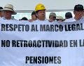 Un grupo de extrabajadores de la Comisión Federal de Electricidad (CFE) en el sureste se manifestó este lunes a las afueras del Congreso del Estado para expresar su rechazo a la iniciativa conocida como "tope a pensiones doradas", al considerar que vulnera sus derechos laborales. ESPECIAL