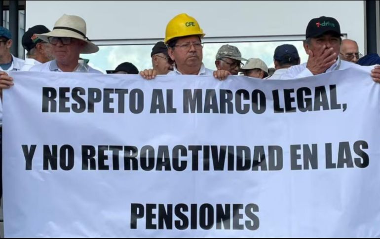 Un grupo de extrabajadores de la Comisión Federal de Electricidad (CFE) en el sureste se manifestó este lunes a las afueras del Congreso del Estado para expresar su rechazo a la iniciativa conocida como 