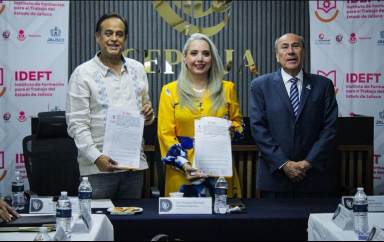 Autoridades de IDEFT y CEPRIJA durante la firma de convenio para impulsar capacitación laboral en Jalisco. CORTESÍA