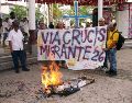 Migrantes prenden fuego a una figura alusiva al presidente de Estados Unidos, Donald Trump, durante un viacrucis en Chiapas. EFE/J. Blanco