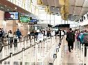 Viajeros transitan por filtros de seguridad con menor afluencia en el Aeropuerto Ronald Reagan de Washington, tras el pago de salarios atrasados a agentes de seguridad, lo que ayudó a reducir filas. AFP