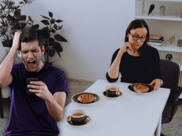 El tercer puesto de este deshonroso listado lo ocupan aquellas personas que permanecen totalmente absortas en su teléfono celular. ESPECIAL / CANVA