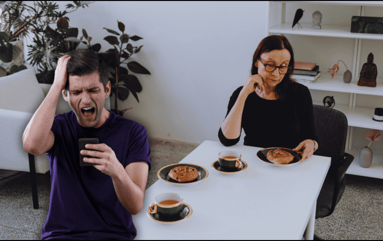 El tercer puesto de este deshonroso listado lo ocupan aquellas personas que permanecen totalmente absortas en su teléfono celular. ESPECIAL / CANVA