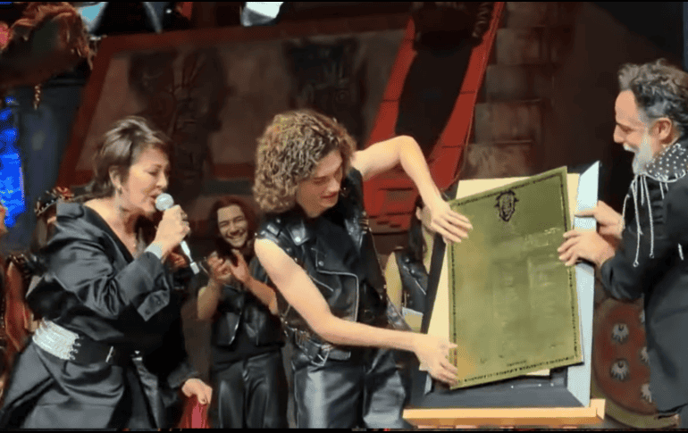 Todo ocurrió cuando Guzmán retiró la tela que cubría el reconocimiento con un “fuerte jalón”. ESPECIAL