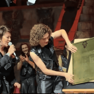 Todo ocurrió cuando Guzmán retiró la tela que cubría el reconocimiento con un “fuerte jalón”. ESPECIAL