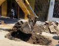 El Ayuntamiento de San Pedro Tlaquepaque informó que el socavón tiene una profundidad aproximada de 4.5 metros y que la intervención se aprovechará para reacondicionar toda la calle Rayón, con una inversión cercana a cinco millones de pesos. ESPECIAL
