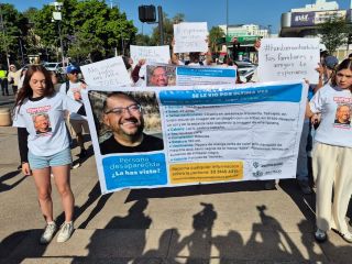 El contingente llegó a Casa Jalisco donde lanzaron algunas consignas y exigencias al Gobierno del Estado, principalmente con el fin de localizar con vida al conductor de plataforma. EL INFORMADOR/ M. Hernández