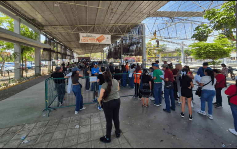 Quienes aún no han realizado el trámite pueden acudir a los módulos habilitados con documentación escolar vigente. EL INFORMADOR/ M. Hernández