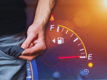 Cuando el nivel del combustible está a punto de alcanzar su nivel más bajo, el testimonio de la reserva se enciende. ESPECIAL / CANVA