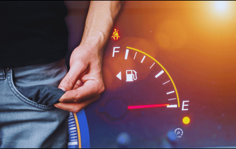 Cuando el nivel del combustible está a punto de alcanzar su nivel más bajo, el testimonio de la reserva se enciende. ESPECIAL / CANVA