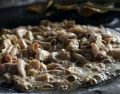 La tripa, que consiste en la víscera de res cuidadosamente limpiada y cocinada, se sirve habitualmente acompañada de cebolla, cilantro y diversas salsas, conformando un alimento que ha formado parte de la dieta popular durante siglos. EL INFORMADOR