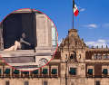 Antes de que se diera a conocer la identidad de la mujer que tomó el sol en Palacio Nacional, Sheinbaum admitió que los videos no eran IA. ESPECIAL/Gobierno de México/Redes Sociales