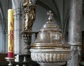 El cirio pascual es un signo de vida, esperanza y resurrección. En la liturgia, simboliza a Jesucristo como “la luz del mundo”, una guía espiritual para los creyentes. CANVA