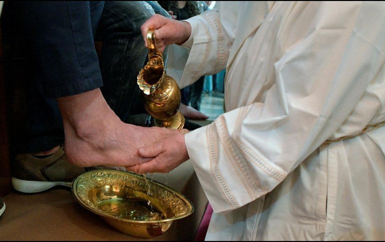 El Jueves Santo ocurre el lavatorio de pies, un acto de humildad extrema donde Jesús sirvió directamente a sus discípulos. AFP / ARCHIVO