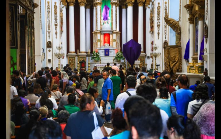 La actividad consiste en un recorrido de profunda devoción que transforma el primer cuadro de Guadalajara. EL INFORMADOR/J.ACOSTA