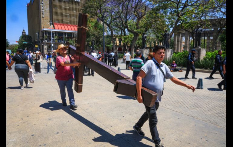 La actividad consiste en un recorrido de profunda devoción que transforma el primer cuadro de Guadalajara. EL INFORMADOR/J.ACOSTA