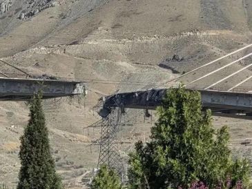 Autoridades denunciaron que el puente B1, el más largo de Oriente Medio, fue destrozado por las bombas. EFE/@araghchi