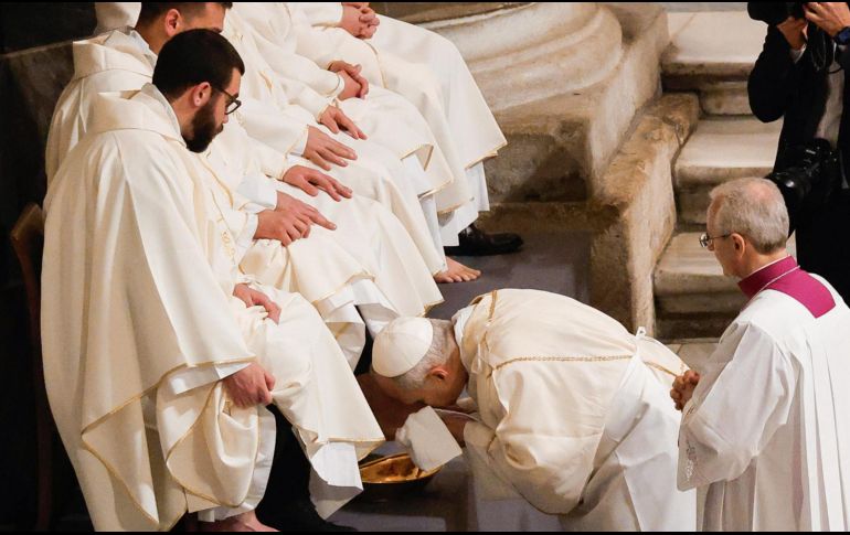 El papa León XIV lava los pies de varios sacrdotes en la basílica de San Juan de Letrán, en Roma. EFE/G. Lami