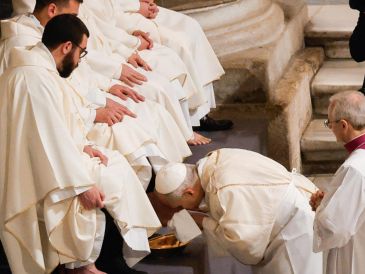 El papa León XIV lava los pies de varios sacrdotes en la basílica de San Juan de Letrán, en Roma. EFE/G. Lami