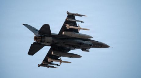 Funcionarios de EU y medios afines a Teherán informaron que Irán había derribado un caza estadounidense en su territorio por primera vez desde que se inició la guerra en Medio Oriente. AFP / ESPECIAL