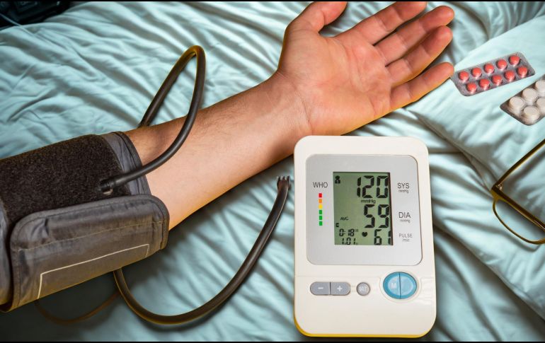 Ante la presencia de alteraciones en la presión arterial, particularmente si se acompañan de otros signos de enfermedad como mareo, dolor de cabeza o fatiga, es importante acudir a valoración médica. ESPECIAL / CANVA