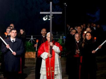 Ante más de 30 mil fieles, León XIV presidió por primera vez en su pontificado una de las ceremonias más solemnes de la Semana Santa. EFE/F. Frustaci