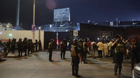 Fotografía cedida por la Agencia Peruana de Noticias Andina que muestra a integrantes de la Policía de Perú custodiando afuera del Estadio Alejandro Villanueva. EFE/Andina